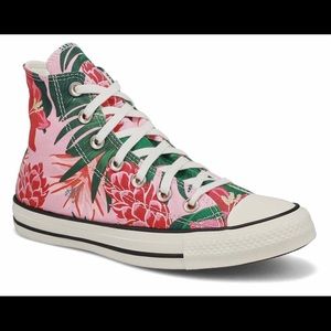 NWT Converse, size 4 boys or 6 (36) women - new w/ box
Jungle/Hawaii print